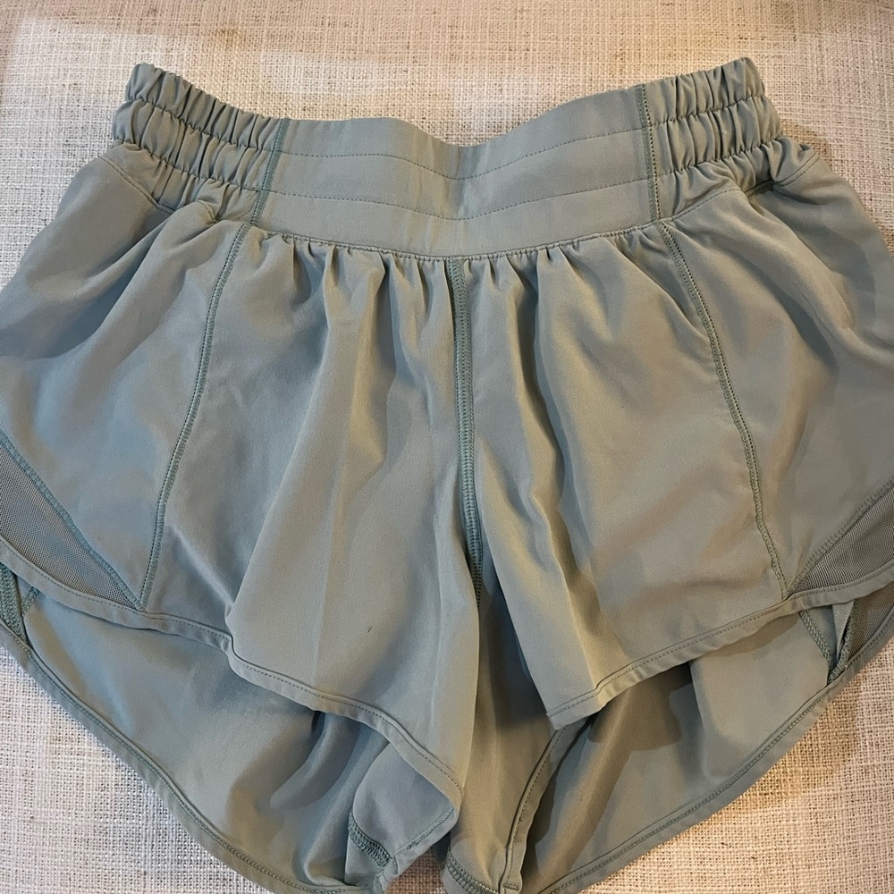 Lululemon Low rise 2.5 Hotty Hot shorts -Sz 4 reg  Perfect condition!